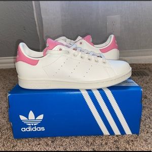 NEVER WORN Adidas Stan Smith sneakers// Size 7// Color: off white & rose pink.